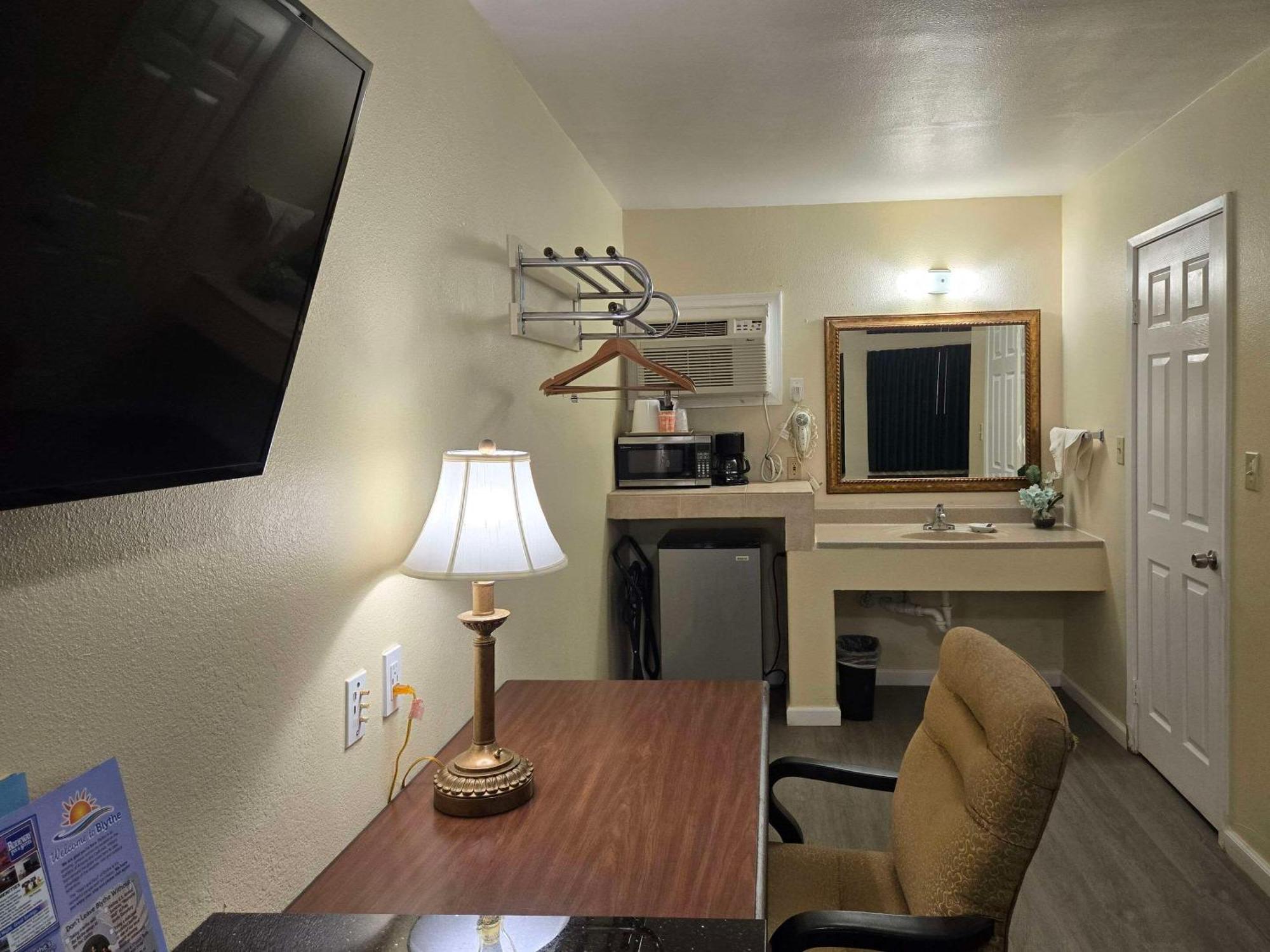 Rodeway Inn & Suites Blythe I-10 Exterior foto